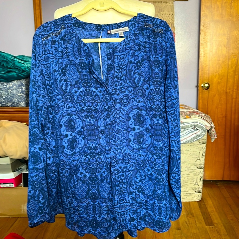 Jennifer Lopez blue blouse, 3x